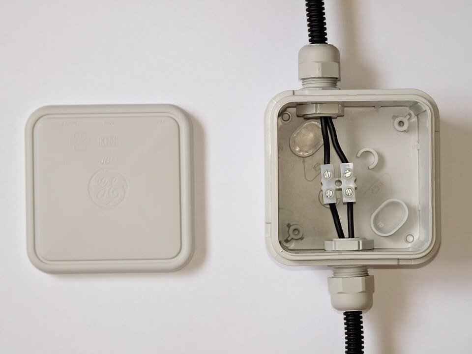Cable routing fixed along a wall